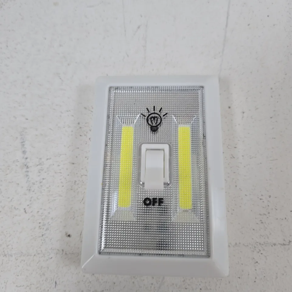 TOTE OF APPROXIMATELY 12 ASSORTED ITEMS TO INCLUDE: LIGHT SWITCH LIGHT