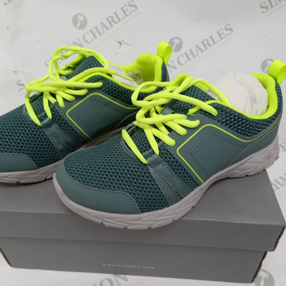 BOXED PAIR OF VIONIC DEVRA TRAINERS IN GREEN - 3