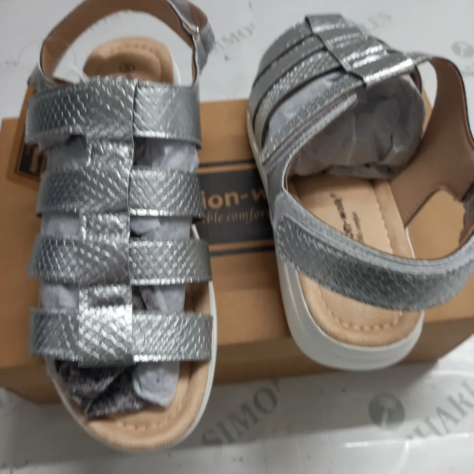 BOXED PAIR OF CUSHION WALK ONE TOUCH CLOSE SANDALS IN SILVER - SIZE 5