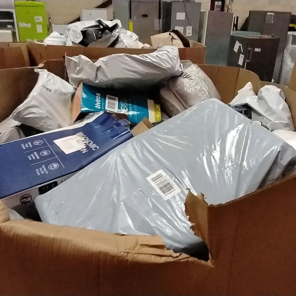 PALLET CONTAINING A LARGE QUANTITY OF PILLOWS