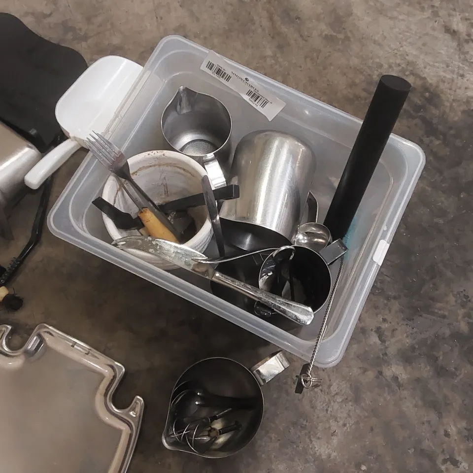 LOT CONTAINING MISCELLANEOUS CATERING ITEMS