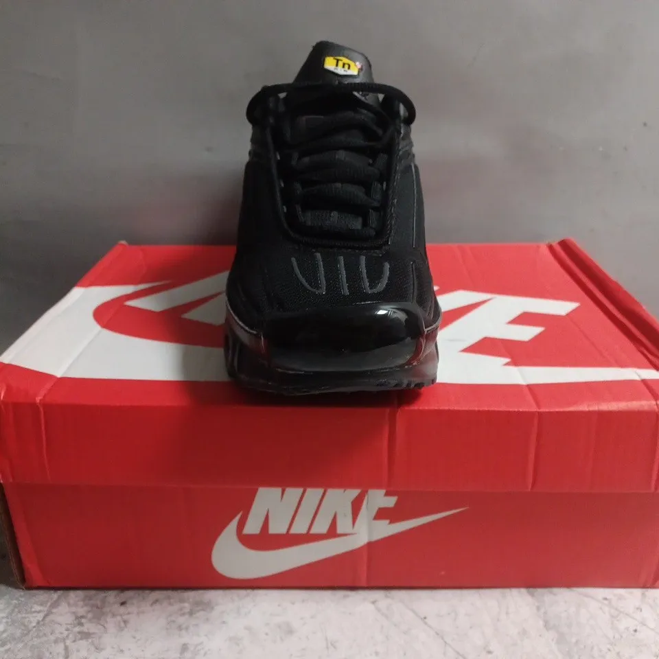 BOXED PAIR OF NIKE AIR MAX PLUS III SHOES IN BLACK SIZE UK 6