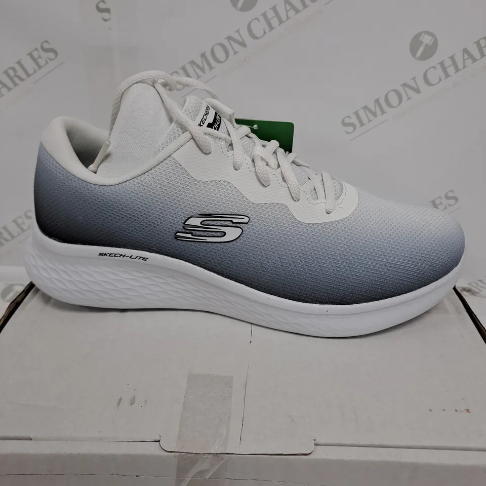 BOXED PAIR OF SKETCHERS TRAINERS SIZE 6.5