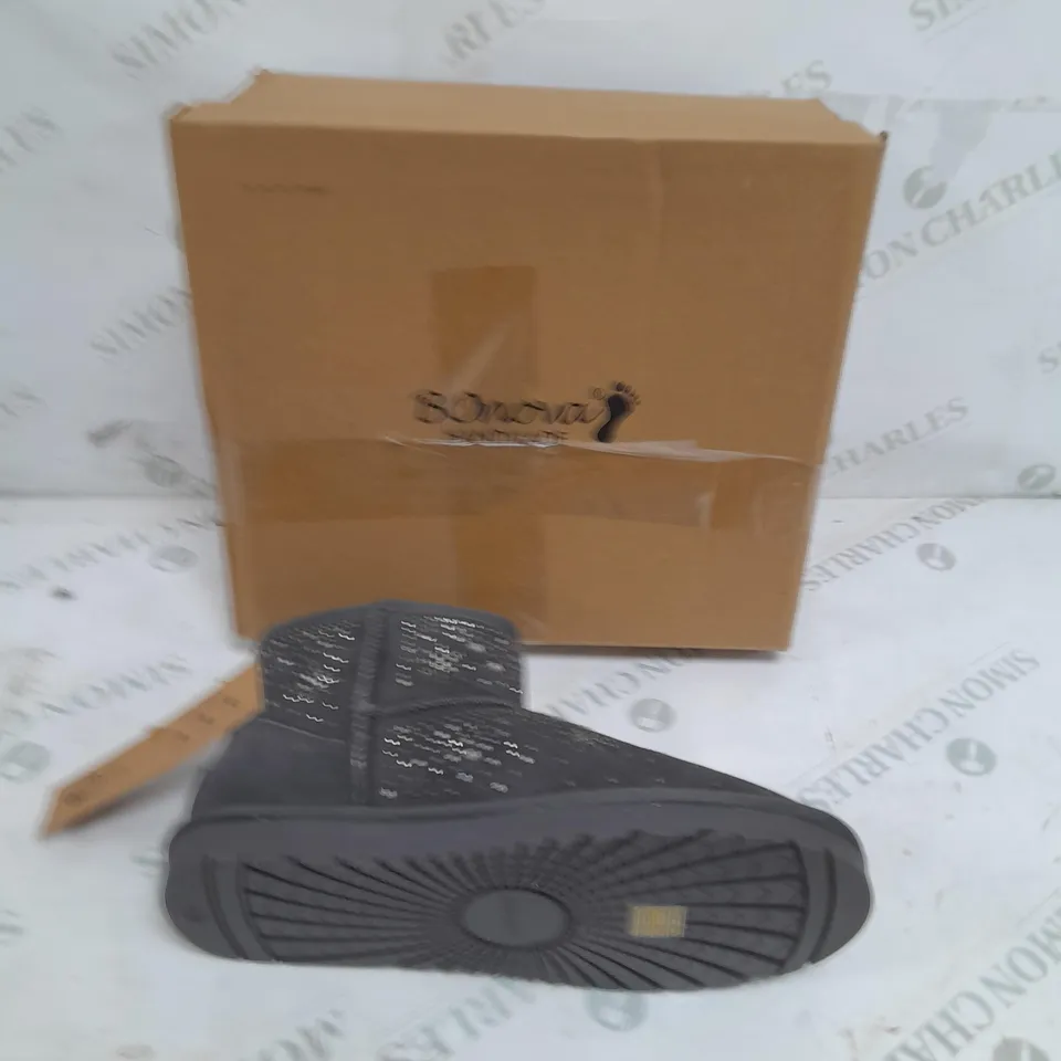 BOXED BONOVA GREY STAR SLIPPERS SIZE 7 