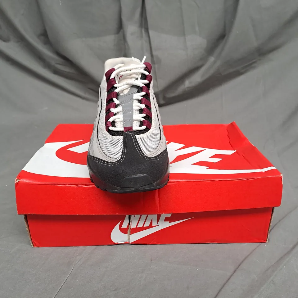 BOXED PAIR OF NIKE AIR MAX 95 TRAINERS IN BLACK/DARK BEETROOT/PEARL GREY SIZE 7.5