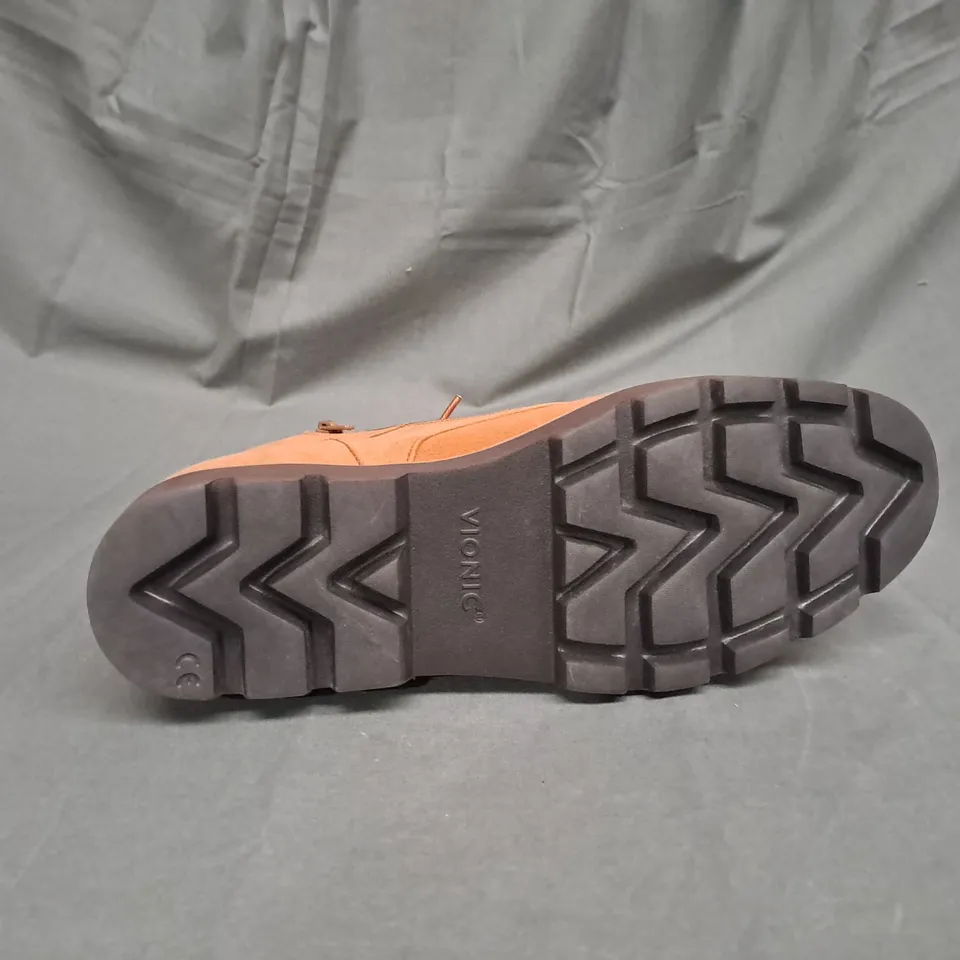 PAIR OF VIONIC LARSON LACE UP BOOTS IN TOFFEE SIZE 5