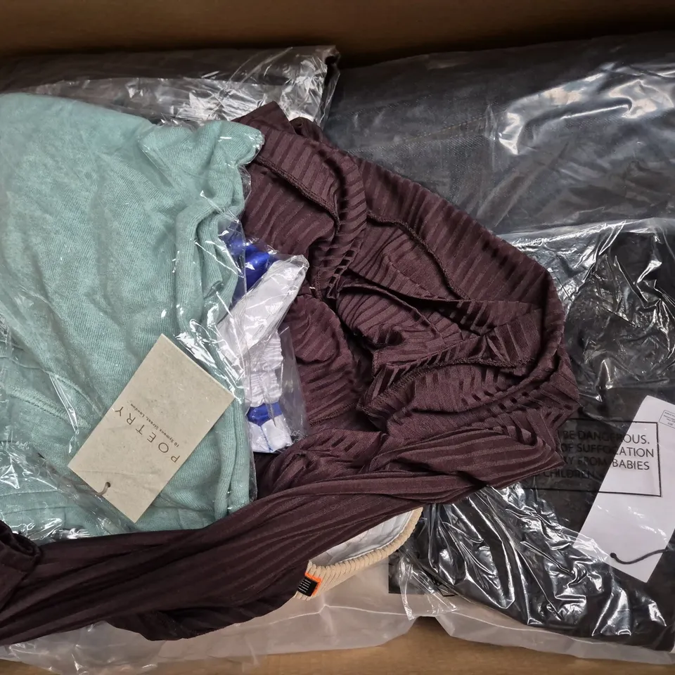 BOX OF APPROXIMATELY 20 ASSORTED CLOTHING AND FASHION ITEMS IN VARIOUS STYLES, SIZES, AND COLOURS - COLLECTION ONLY