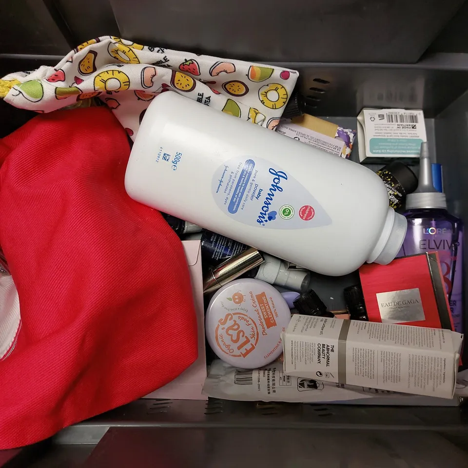 BOX OF APPROX 25 COSMETIC ITEMS TO INCLUDE SUKIN DEEP CLEANSE SHAMPOO AND CONDITIONER, OLAPLEX NO.4C CLARIFYING SHAMPOO, LFF SOFT EYELINER