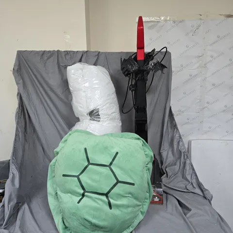 CAGE OF APPROXIMATELY 5 BULK ITEMS INCLUDING KIDS TURTLE SEAT CUSHION, PADDED DUVET AND BISSELL POWER CLEAN MACHINE (PARTS MISSING)