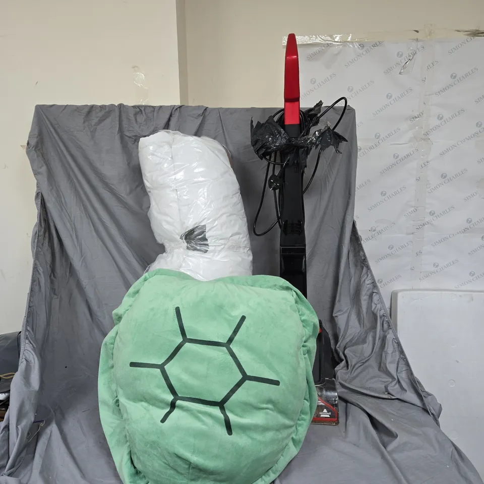 CAGE OF APPROXIMATELY 5 BULK ITEMS INCLUDING KIDS TURTLE SEAT CUSHION, PADDED DUVET AND BISSELL POWER CLEAN MACHINE (PARTS MISSING)