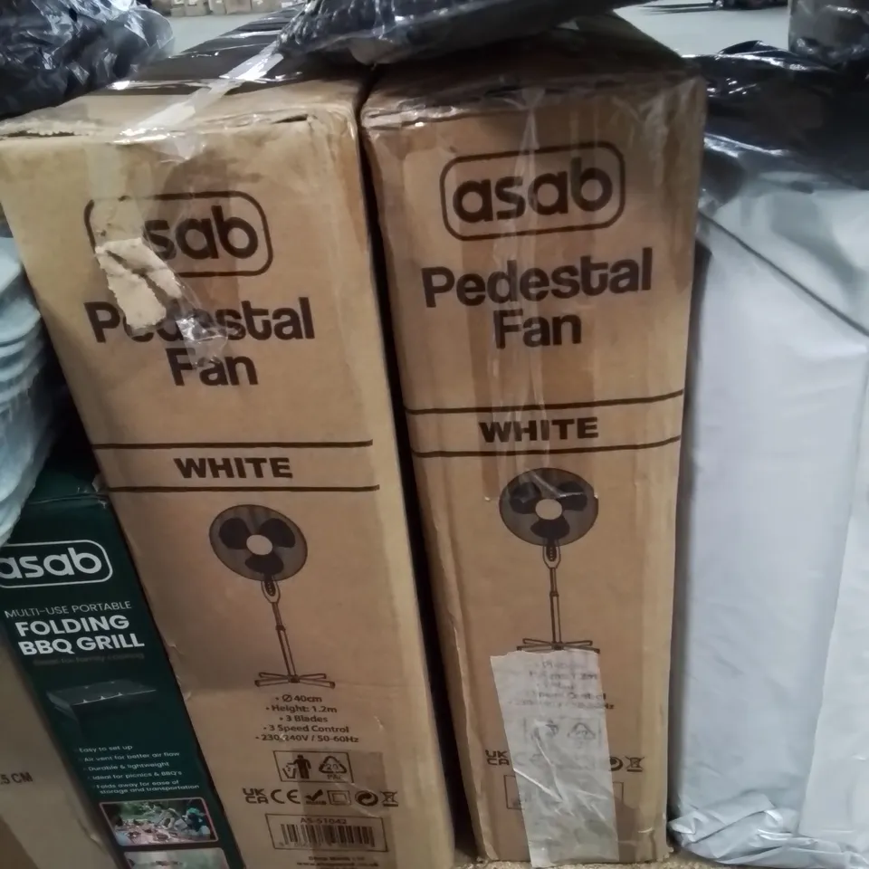 LOT CONTAINING APPROXIMATELY 40 ITEMS TO INCLUDE, X 2 PEDESTAL FAN, PLASTIC STRAW RUG, SPRING BEACH CHAIR, WOODEN HANGERS, 2 X FOLDING BAR STOOLS ETC.