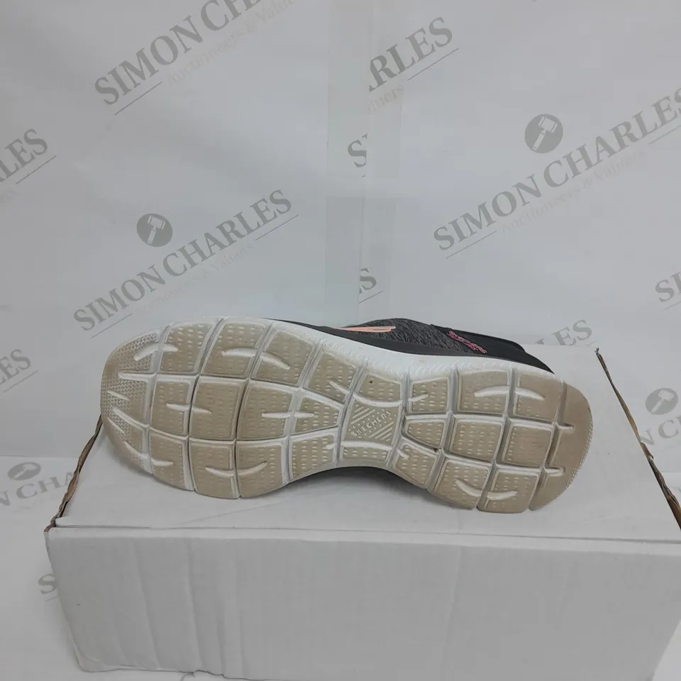 BOXED PAIR OF SKETCHERS SUMMIT SLIP ON TRAINER BLACK SIZE 5
