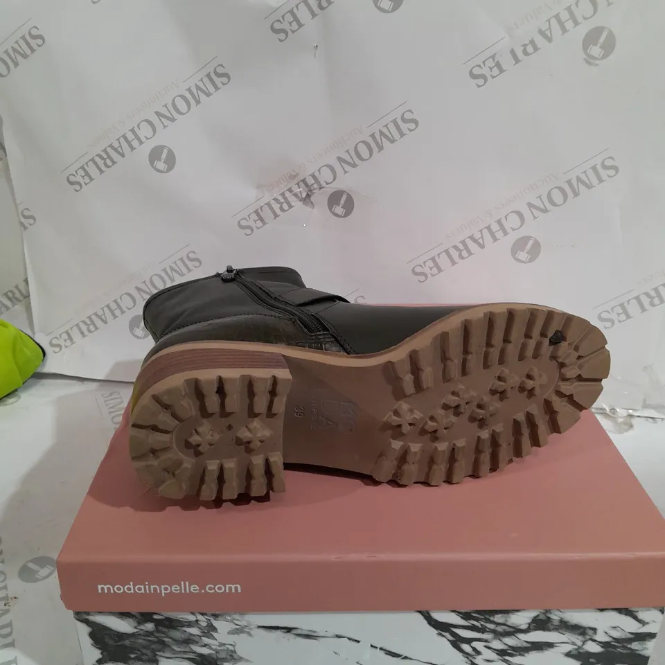 BOXED PAIR OF MODA IN PELLE CORNELIA BIKER BOOTS IN KHAKI UK SIZE 6