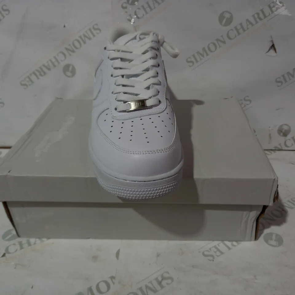 BOXED PAIR OF NIKE AIR FORCE 1 SHOES IN WHITE UK SIZE 9