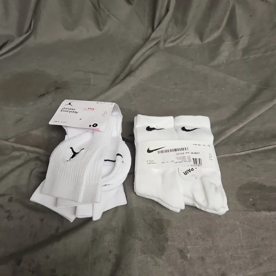 LOT OF 2 ASSORTED KIDS SOCKS IN WHITE TO INCLUDE - NIKE CREW SIZE 5-7YRS - JORDAN CREW SIZE S