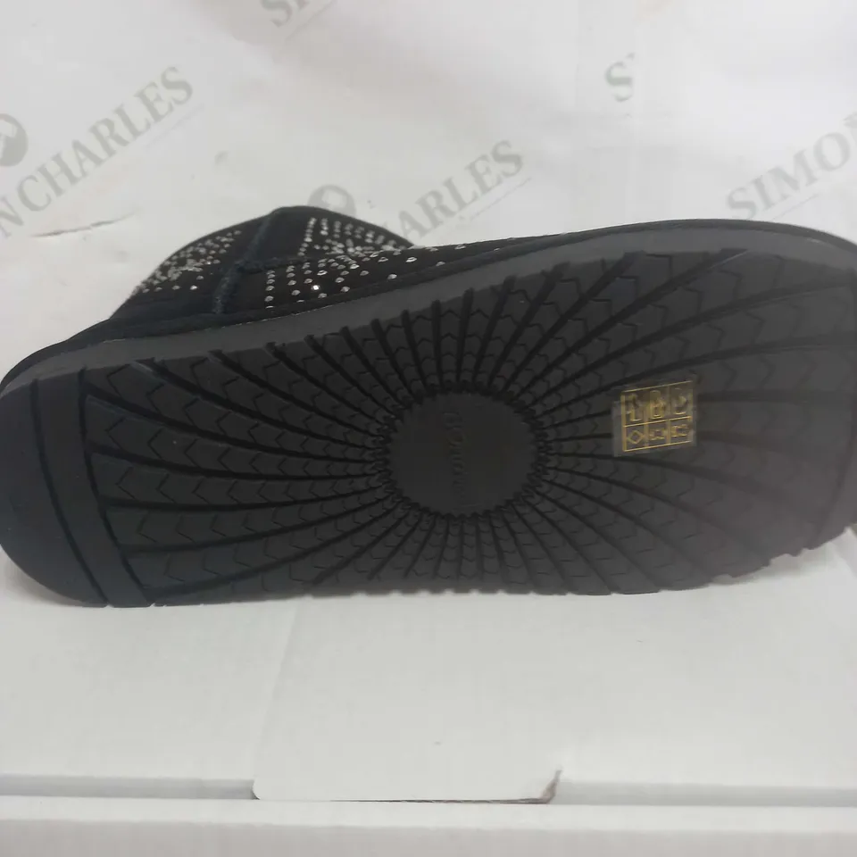 BOXED PAIR OF RIEKER SKEEPSKIN DETAILED ZIP BOOTS SIZE 6