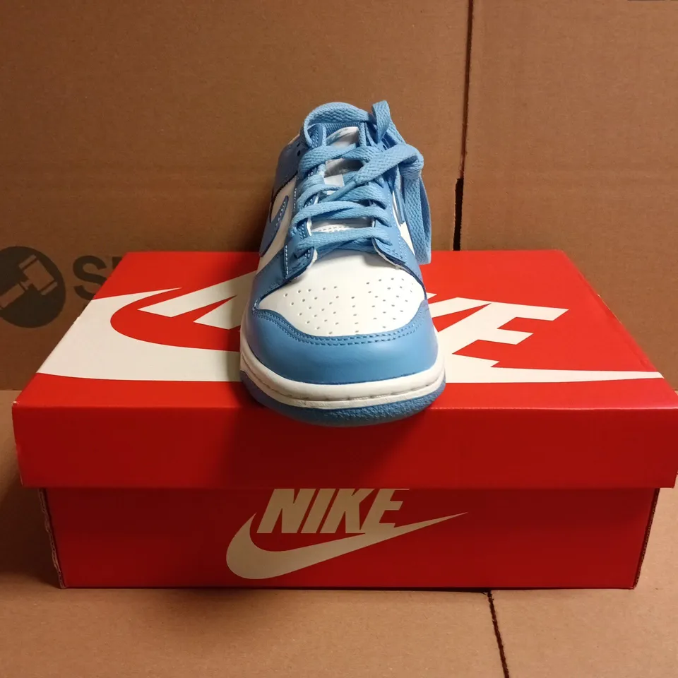 BOXED PAIR OF NIKE DUNK LOW TRAINERS IN WHITE/BLUE SIZE UK 6