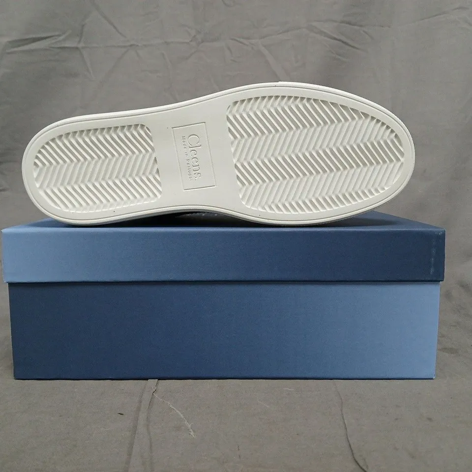 BOXED PAIR OF CLEENS LUXOR TRAINERS IN CAPRI SIZE UK 10