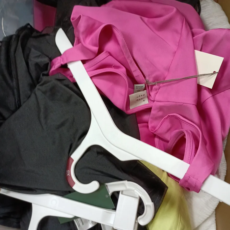 LARGE BOX OF ASSORTED CLOTHING ITEMS TO INCLUDE TOPS, DRESSES, HATS, ETC 