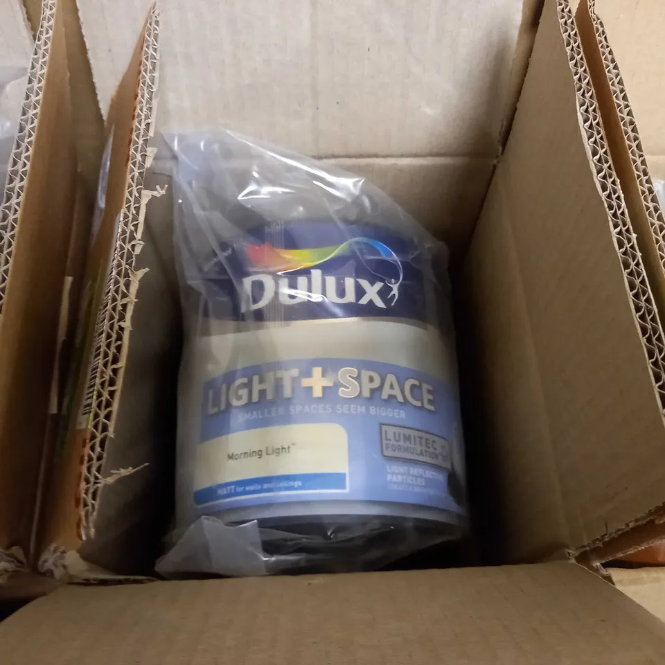 LOT OF APPROX 4 ASSORTED PACKAGED BOXED PAINTS TO INCLUDE: DULUX EASY CARE KITCHEN, DULUX WASHABLE & TOUGH, DULUX LIGHT AND SPACE