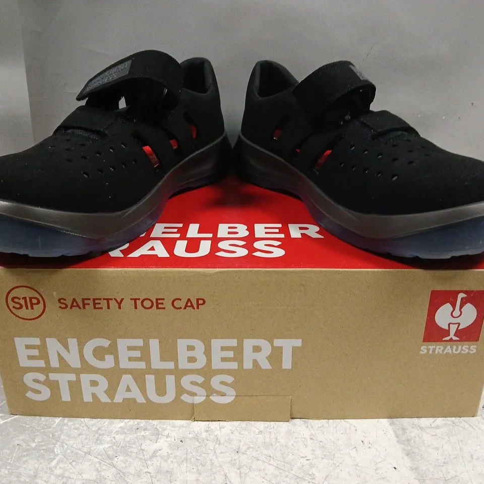 BOXED PAIR OF STRAUSS SAFETY TOE CAP SHOES IN BLACK SIZE UK 9