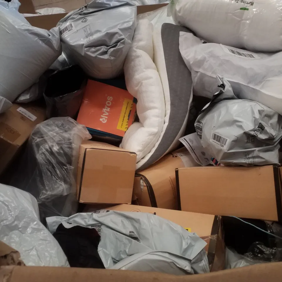 PALLET CONTAINING ASSORTED PILLOWS & CUSHIONS