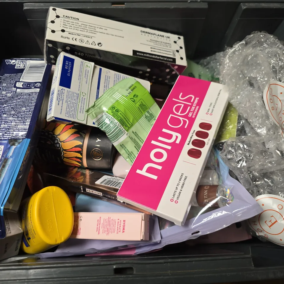 APPROXIMATELY 15 ASSORTED HEALTH & BEAUTY PRODUCTS TO INCLUDE SIMPLE FACIAL WASH, ORAL B HEADS, SO...? UNIQUE BODY MIST, ETC - COLLECTION ONLY