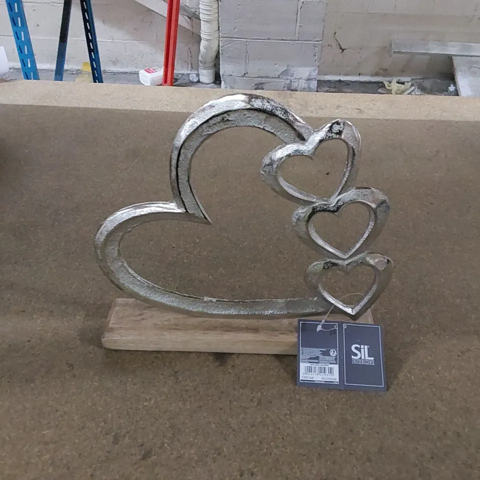 METAL SILVER FOUR HEART ORNAMENT ON WOODEN BASE 