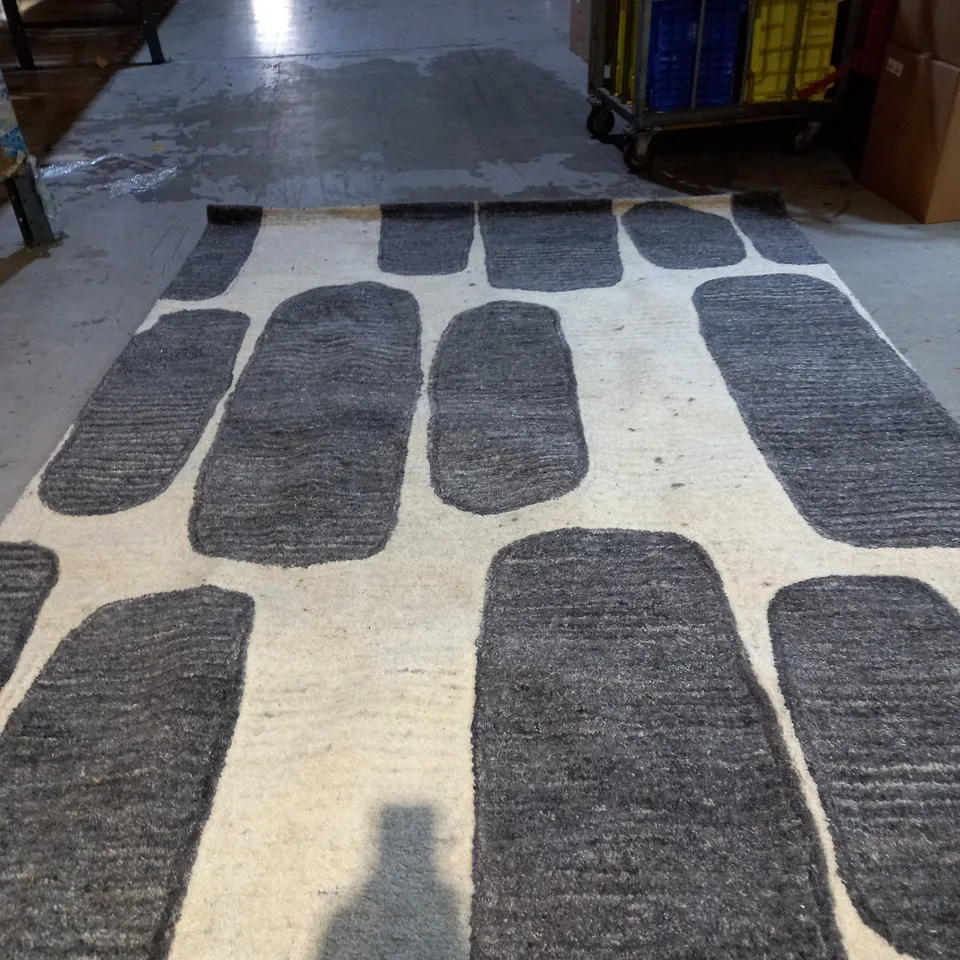 GREY AND WHITE RUG SIZE UNSPECIFIED - COLLECTION ONLY-