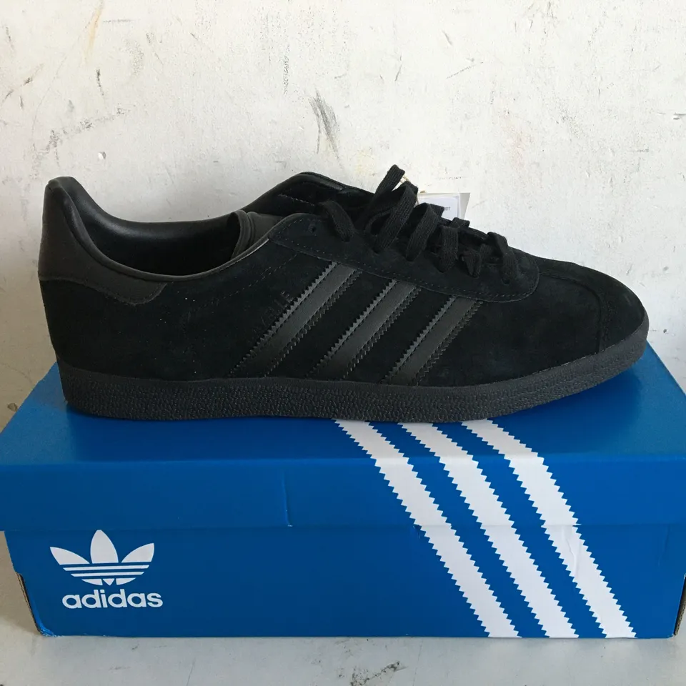 BOXED PAIR OF ADIDAS GAZELLE BLACK TRAINERS SIZE 10.5
