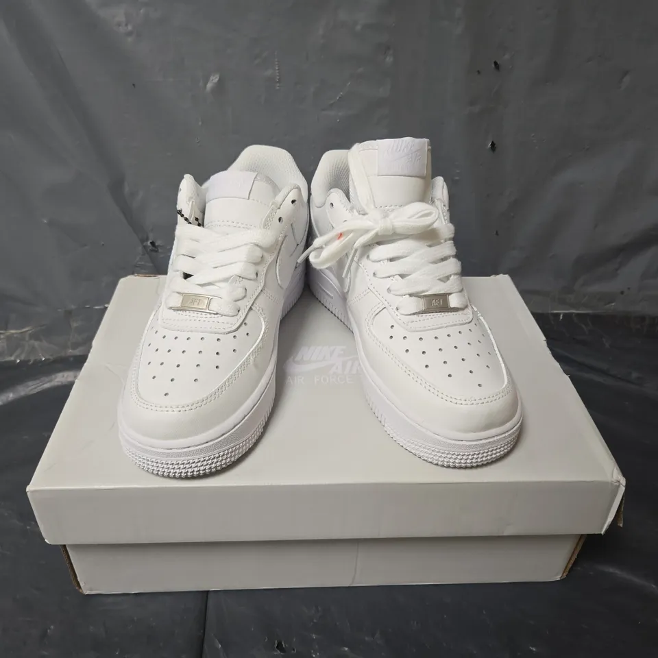 BOXED PAIR OF NIKE AIR FORCE 1 07 TRAINERS IN WHITE - UK 2