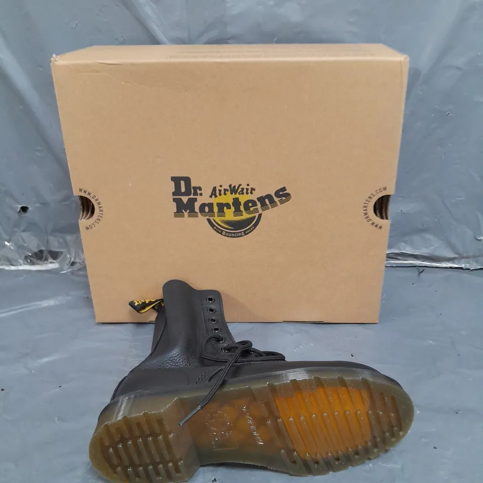 BOXED PAIR OF DR.MARTENS BLACK VIRGINIA BOOT UK SIZE 5