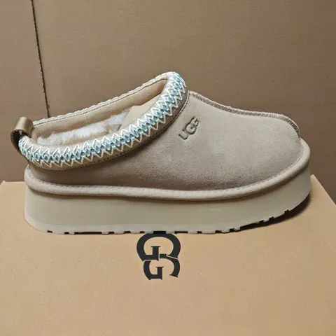 BOXED UGG TAZZ II WOMEN’S SLIPPERS – BEIGE SUEDE WITH SHEARLING LINING (UK 4)