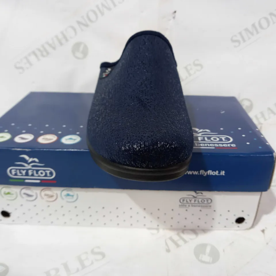 BOXED PAIR OF FLY FLOT SLIPPERS IN NAVY EU SIZE 39