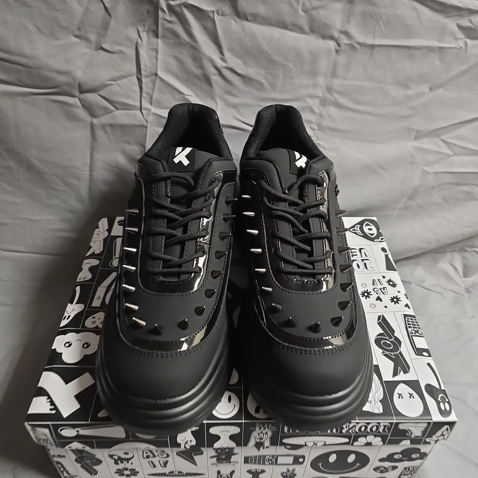 BOXED PAIR OF KOI FOOTWEAR BANE OF EXILE MENS TRAINERS - UK SIZE 10