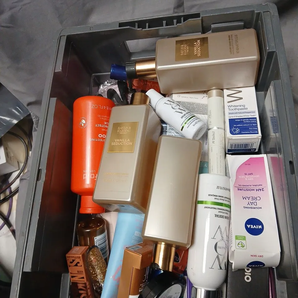APPROXIMATELY 20 ITEMS INCLUDING ASSORTED HEALTH & BEAUTY PRODUCTS – SKINCARE, HAIRCARE AND TOILETRIES BAYLIS AND HARDING NEAL WOLF .