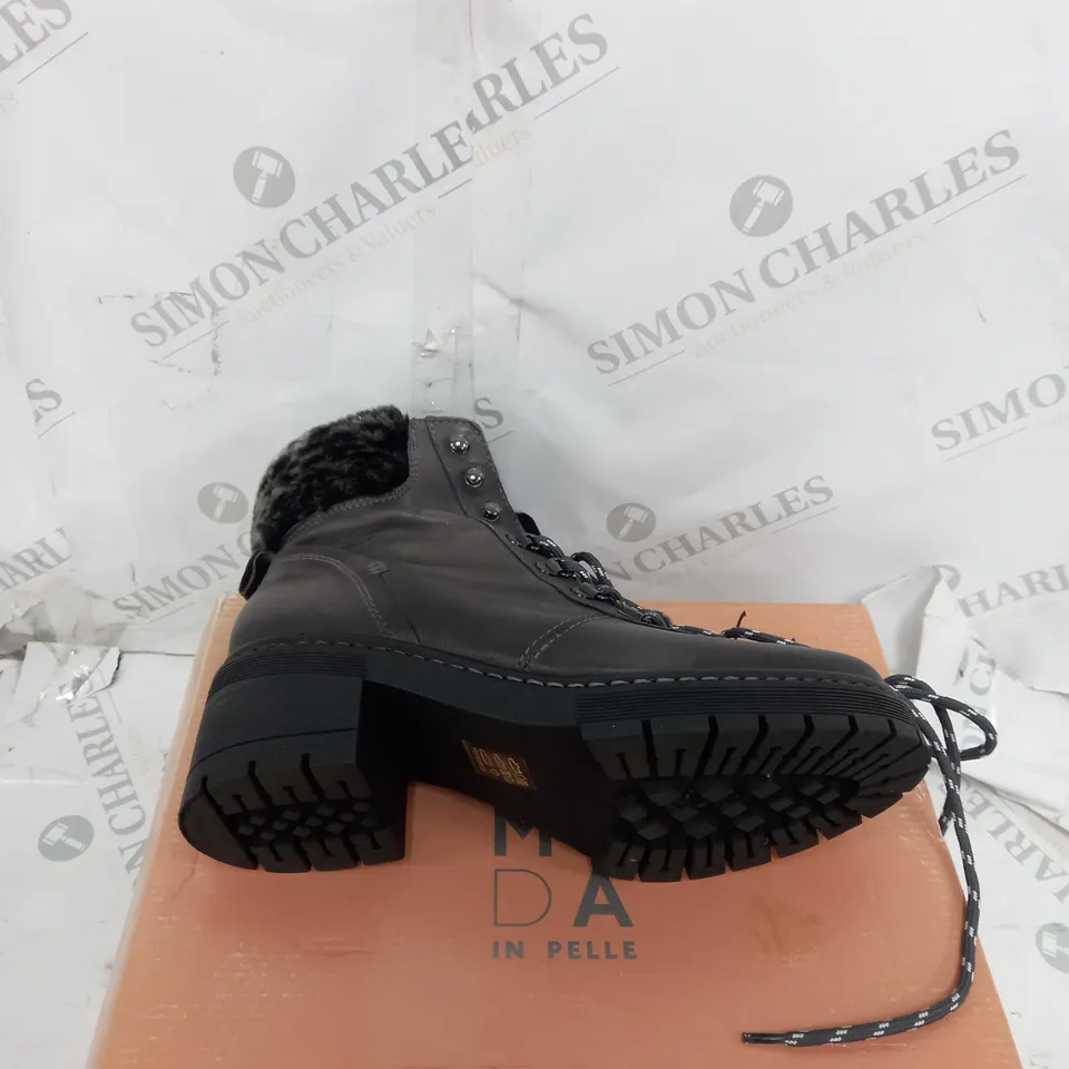 BOXED PAIR OF MODA IN PELLE CHALOTT HIKING BOOT SIZE 6