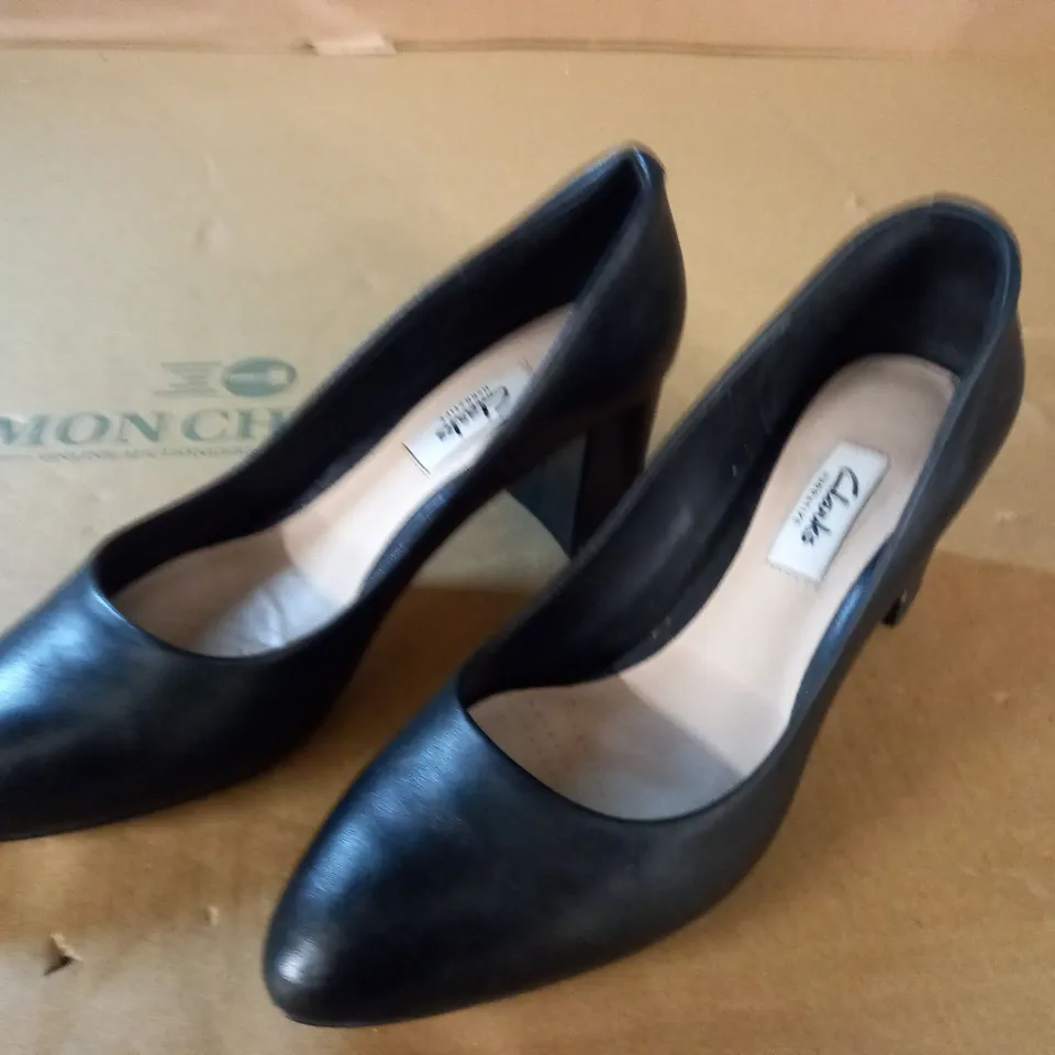 PAIR OF CLARKS NARRATIVE BLOCK HEELED SHOES - SIZE UNSPECIFIED 