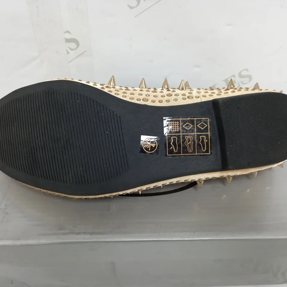 FLAT HEELED SPIKEY SHOE CHAMPAGNE AND SATIN SIZE 4