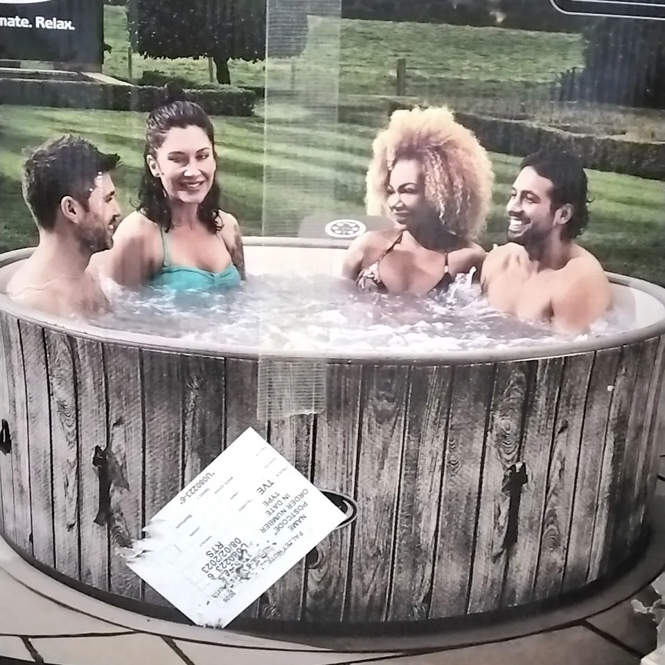 BOXED CLEVERSPA WAIKIKI WITH BUILT IN CLEVER LINK APP HOT TUB 