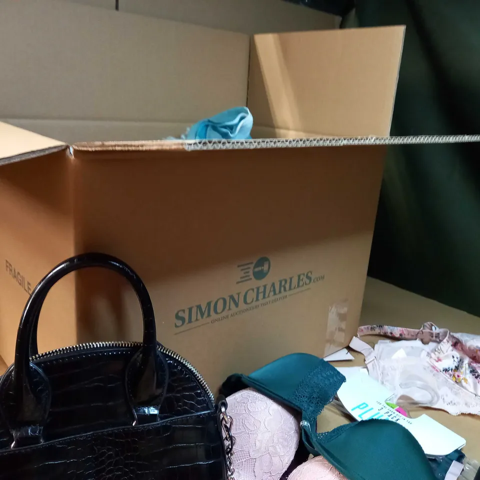 LOT OF APPROX. 15 ASSORTED CLOTHING ACCESSORIES  IN VARYING SIZES/COLOURS/STYLES TO INCLUDE: HATS, BAGS, BRA'S