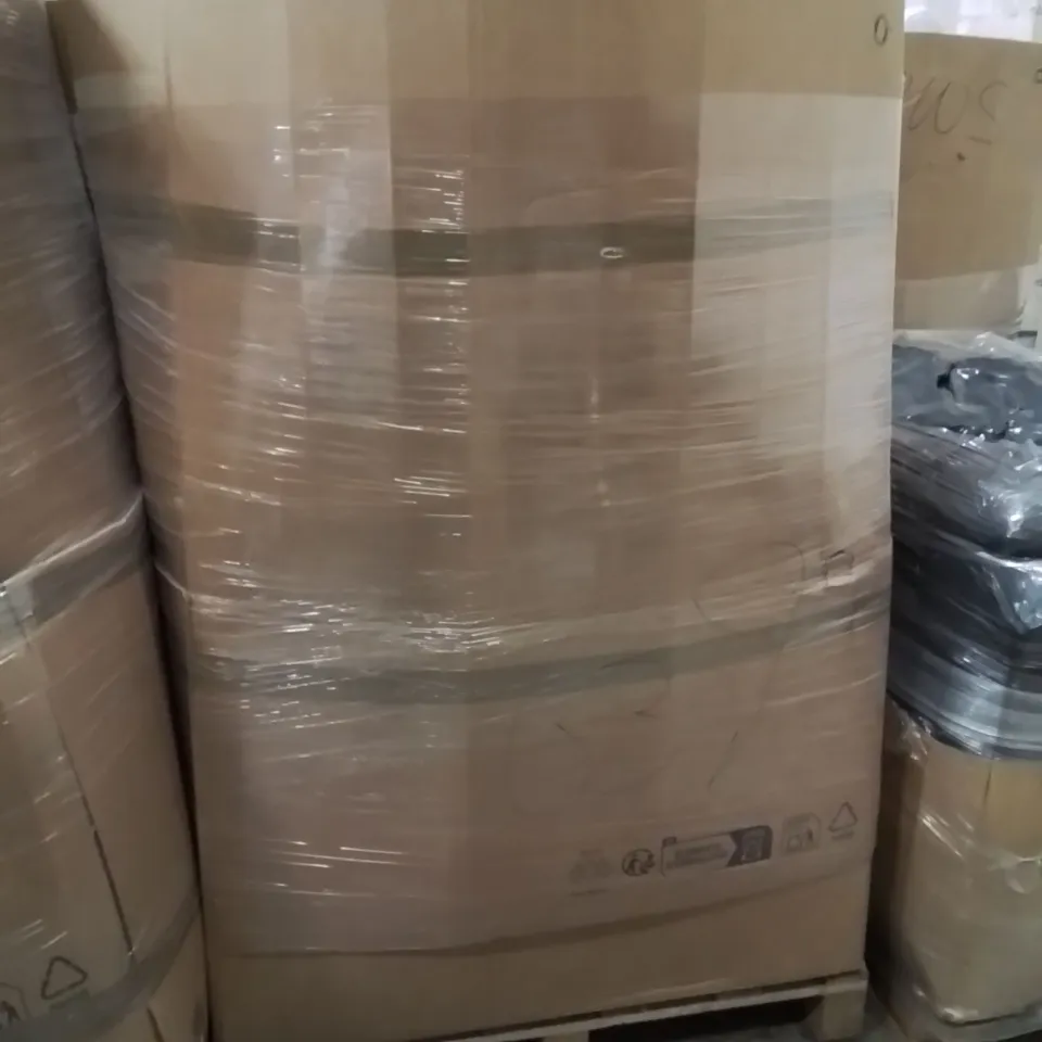 PALLET CONTAINING A LARGE QUANTITY OF PILLOWS 