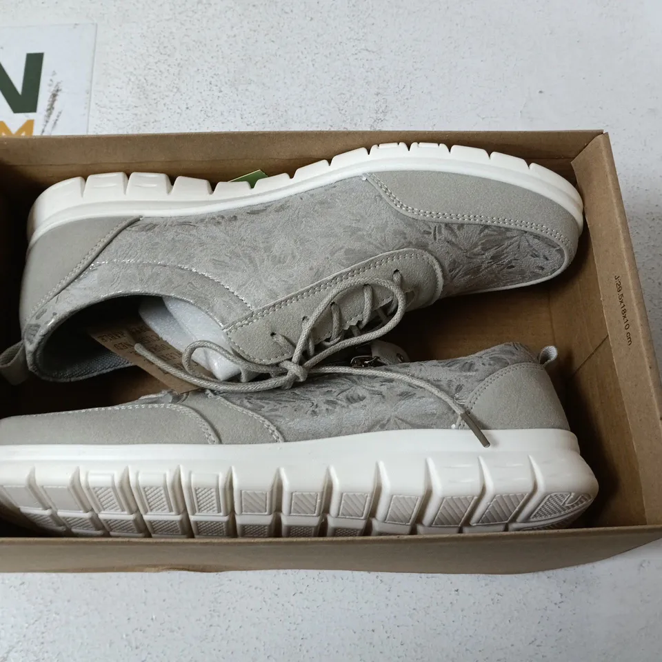 CUSHION-WALK TERI SILVER TRAINERS – UK SIZE 6
