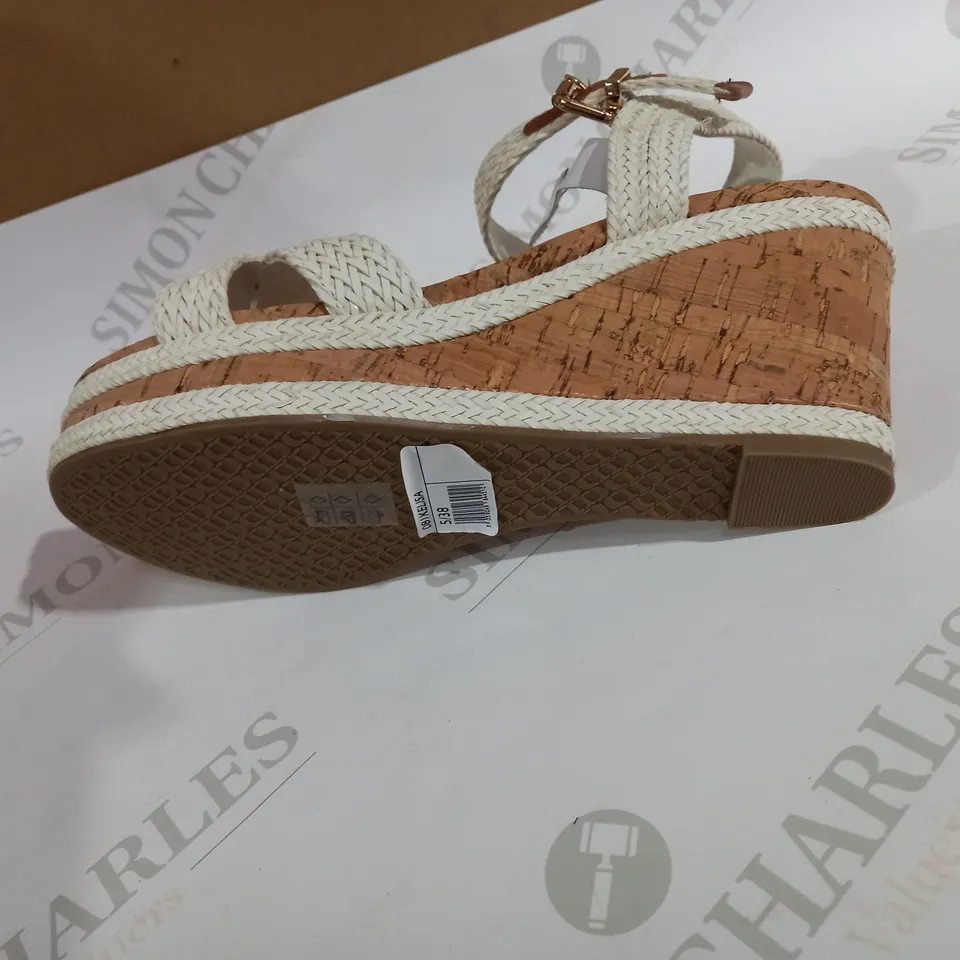 DUNE WHITE SANDALS SIZE 5 