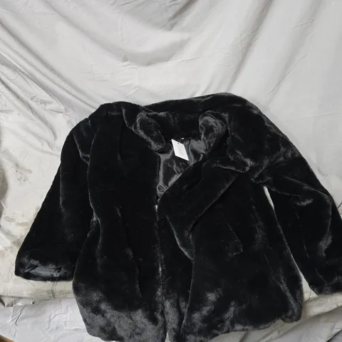 BOX OF APPROXIMATELY 10 ASSORTED CLOTHING ITEMS TO INCLUDE TAMSY ZIP UP JACKET MEDIUM ETC