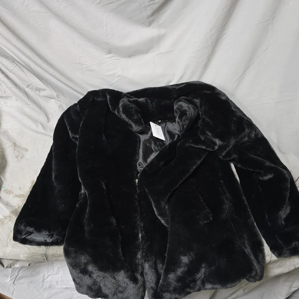 BOX OF APPROXIMATELY 10 ASSORTED CLOTHING ITEMS TO INCLUDE TAMSY ZIP UP JACKET MEDIUM ETC