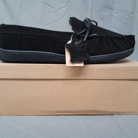 BOXED PAIR OF JO & JOE NEW ENGLAND SUEDE SLIPPERS IN BLACK UK SIZE 12