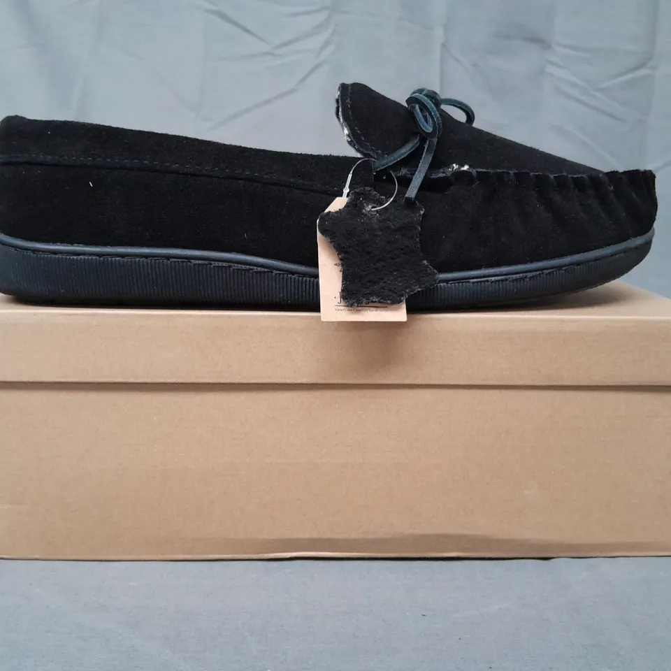 BOXED PAIR OF JO & JOE NEW ENGLAND SUEDE SLIPPERS IN BLACK UK SIZE 12
