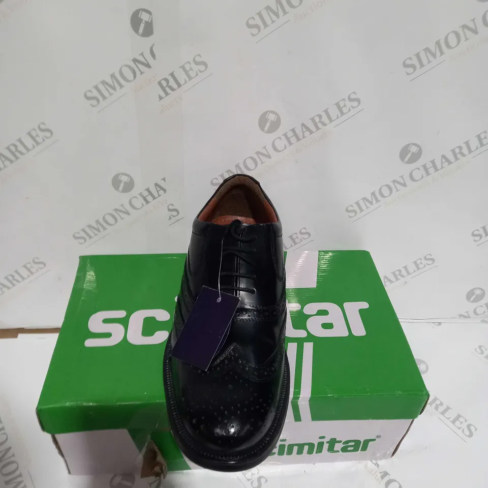 BOXED PAIR OF SCIMITAR WING CAP BROGUE OXFORD SIZE 9
