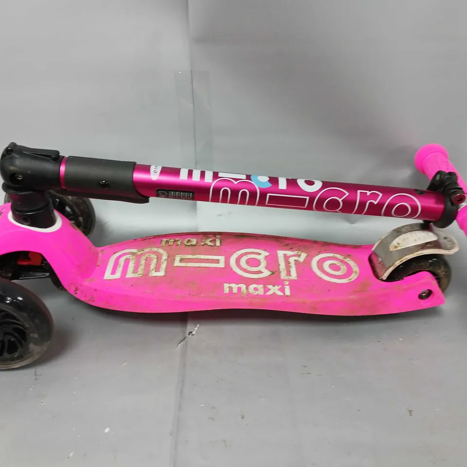 MAXI MICRO DELUXE FOLDABLE LED SCOOTER PINK RRP £157.95